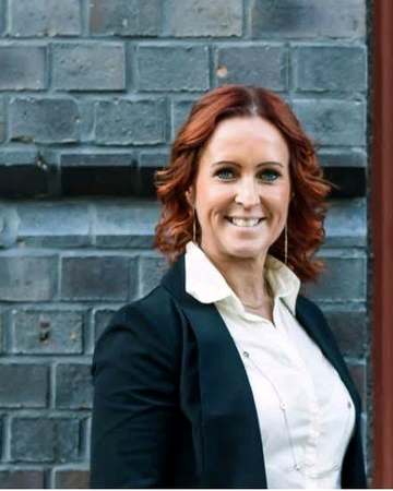 Sofi från Charge UP Studio Varberg, centrerad framför tegel och fönster