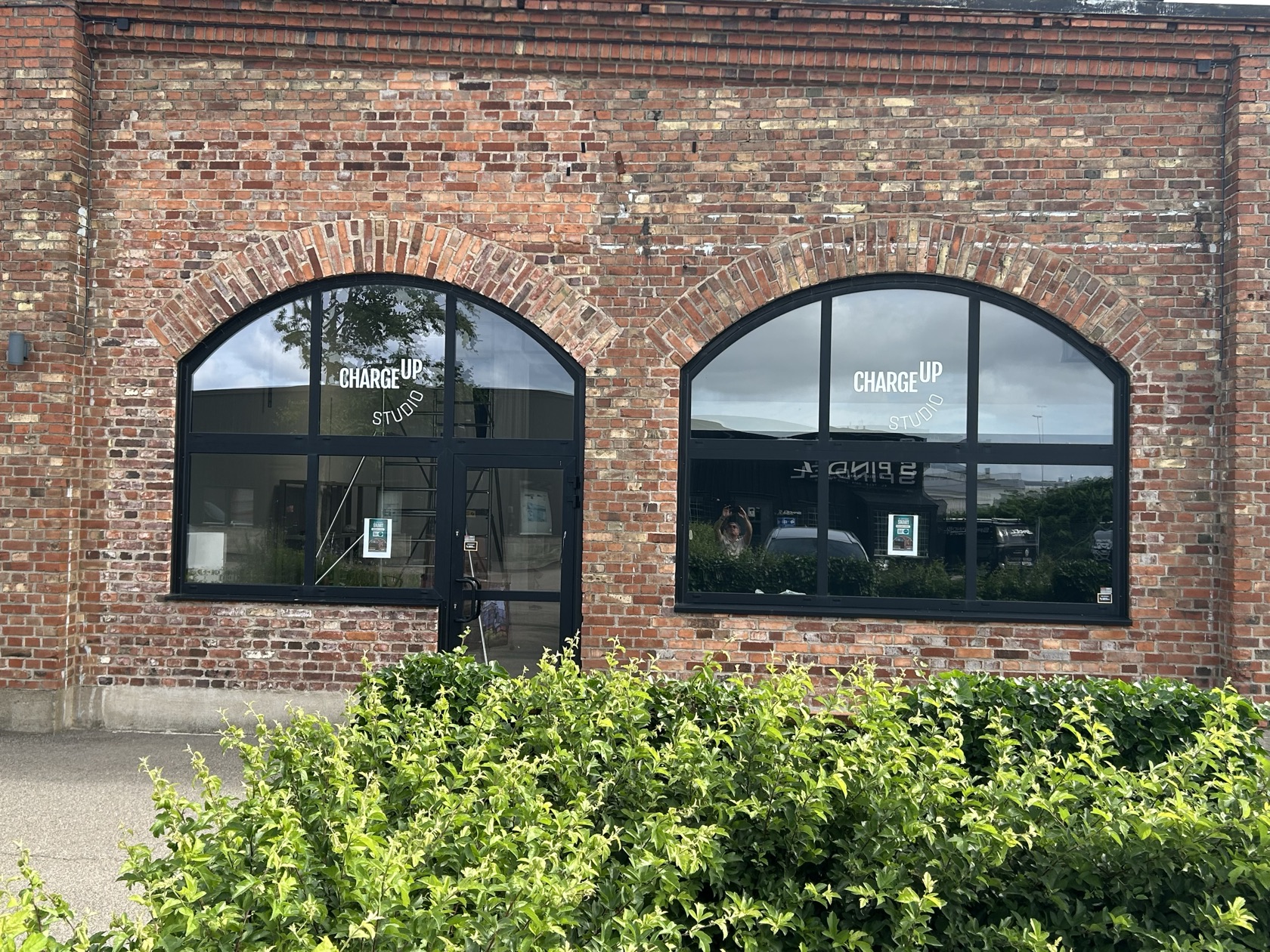 Charge UP Studios tegelfasad och valvbågefönster på Brukstorget i Varberg