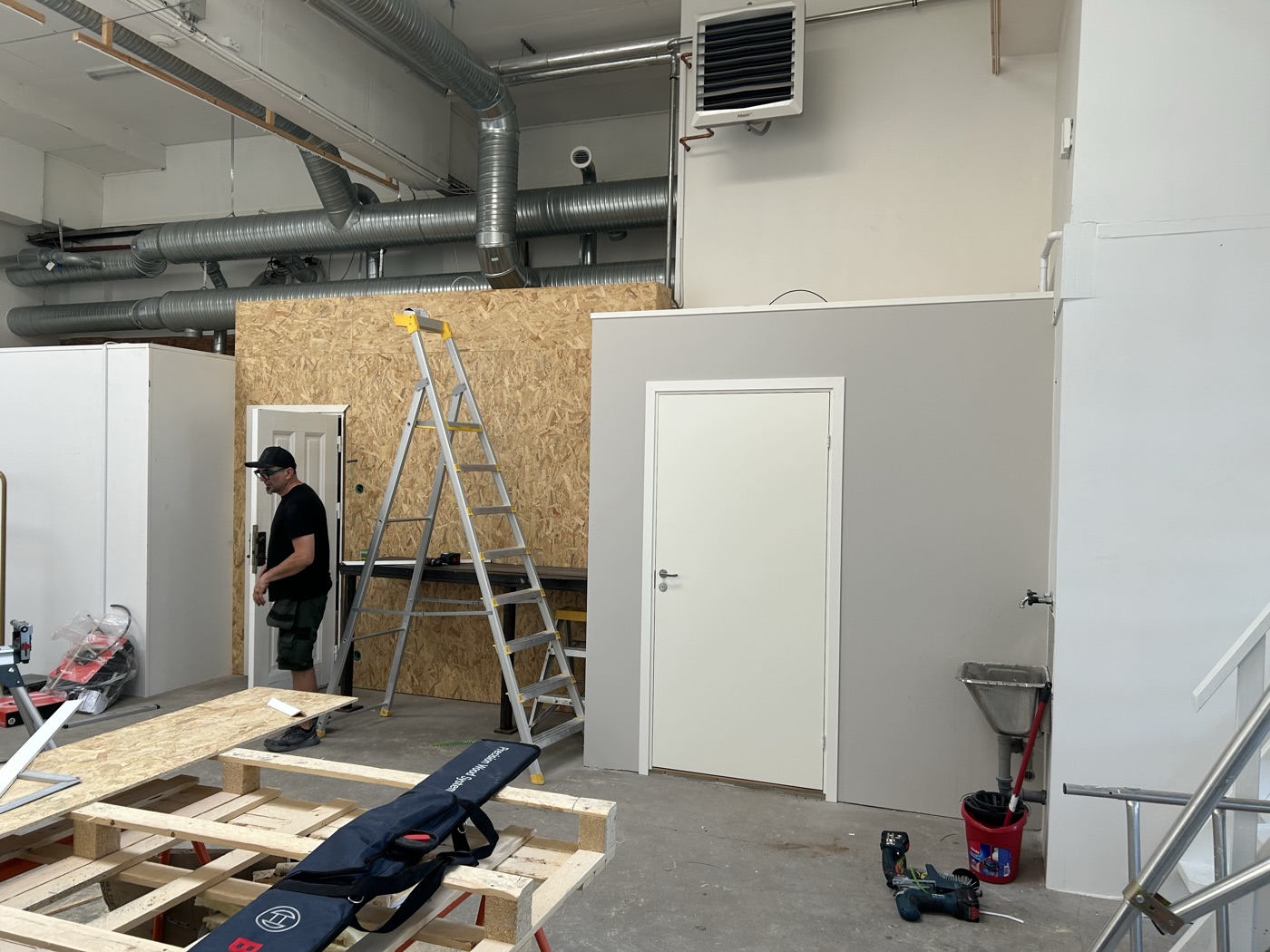 Studiobygge på Brukstorget med ny ventilation, resta väggar och nya dörrar